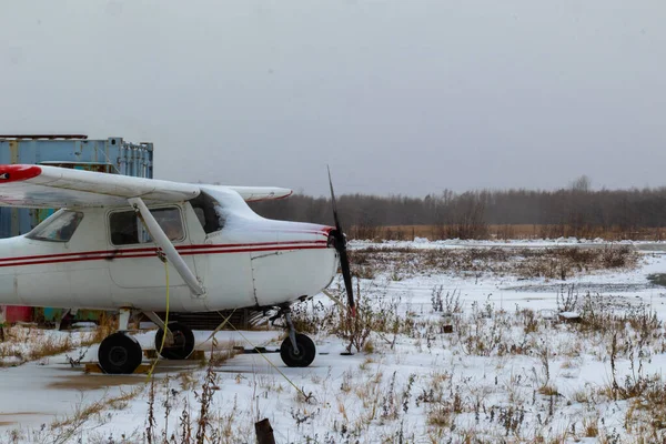 Kleinflugzeug Mit Propeller Auf Dem Flugplatz Flughafen Winter Schnee — Stockfoto