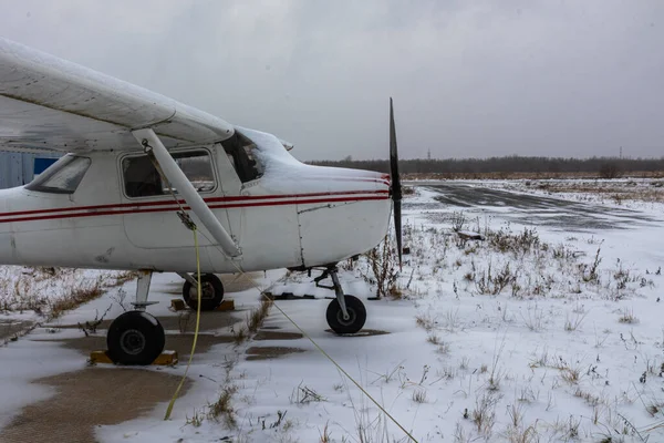 Μικρό Αεροσκάφος Προπέλα Στο Αεροδρόμιο Αεροδρόμιο Στο Χιόνι Χειμώνα Εικόνα Αρχείου