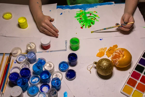 Руки Мальчика Рисующего Праздничный Рисунок Рождество Новый Год Столом Красками — стоковое фото