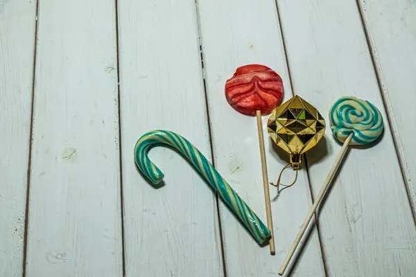 Bonbons Colorés Délicieux Jouet Arbre Noël Doré Pour Célébrer Noël — Photo