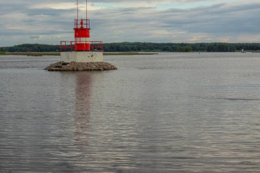 Su rezervuarındaki su işareti, deniz kıyıya yakın bir yerde güzel bir gökyüzüne karşı tehlikeyi gösterir.