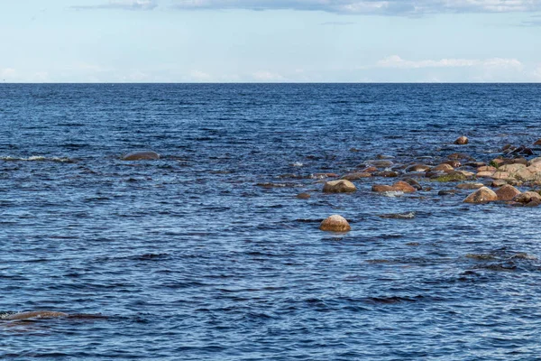 Mavi doğal göletli güzel manzara, deniz, sahil, kayalıklı sahil, bulutlu gökyüzü güzel, açık bir günde
