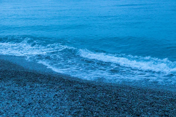 Παραλία Της Θάλασσας Βράχια Και Όμορφα Κύματα Βράδυ — Φωτογραφία Αρχείου