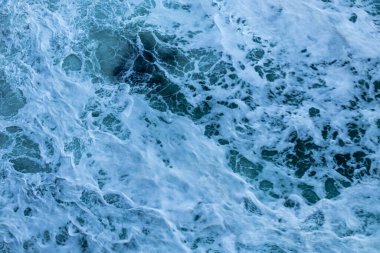 Güzel, mavi deniz, fırtınada büyük dalgalar.