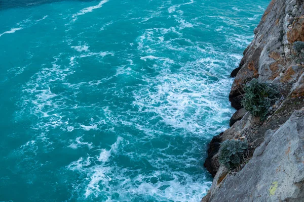 Piękne Błękitne Morze Dużymi Falami Burzy Skałach — Zdjęcie stockowe