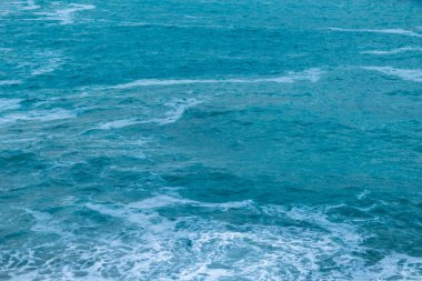 Güzel, mavi deniz, gün boyunca dalgalar ve köpüklerle.