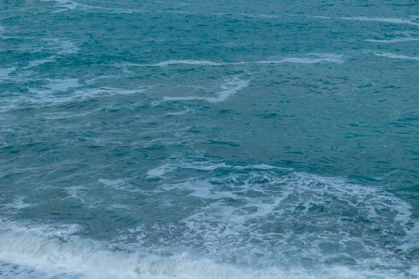 Όμορφη Γαλάζια Θάλασσα Κύματα Και Αφρό Καλό Καιρό Κατά Διάρκεια — Φωτογραφία Αρχείου