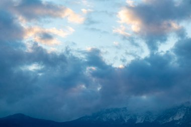 Güzel, büyük dağlar, bulutların üzerinde kar bulutları, mavi gökyüzü, tatilde bulutlar, seyahat