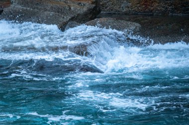 Güzel, mavi deniz, büyük dalgalar, fırtınada köpük.