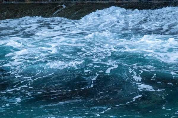 Belle Mer Bleue Avec Grandes Vagues Hautes Mousse Dans Une — Photo