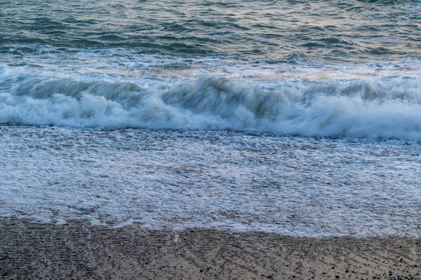Όμορφη Γαλάζια Θάλασσα Κύματα Παραλία Βράχια Ουρανός Στο Ηλιοβασίλεμα — Φωτογραφία Αρχείου