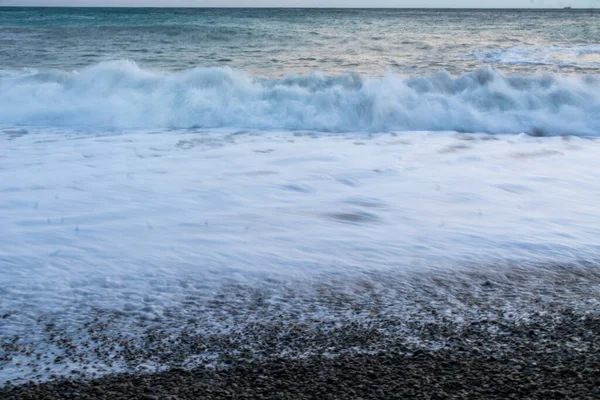 Красиве Блакитне Море Хвилями Пляж Скелями Небо Заході Сонця — стокове фото