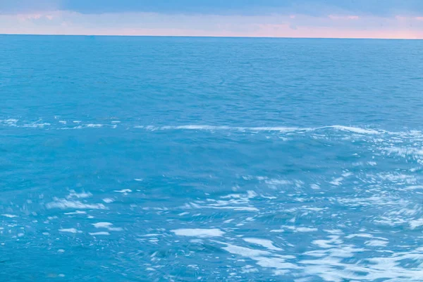 Όμορφο Ροζ Ηλιοβασίλεμα Στη Γαλάζια Θάλασσα Μια Παραλία Κύματα Καλό — Φωτογραφία Αρχείου