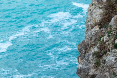 Taş ada, güzel, dalgalı mavi deniz, iyi bir günde köpük turizm, seyahat, tatil