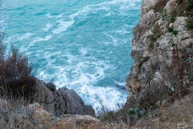Taş ada, güzel, dalgalı mavi deniz, iyi bir günde köpük turizm, seyahat, tatil