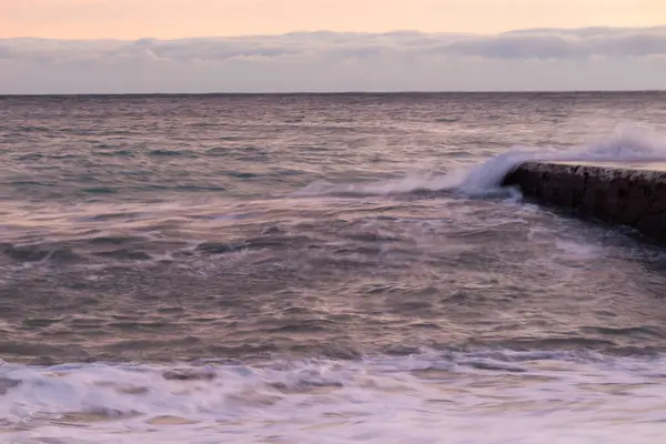 Belle Mer Avec Vagues Mousse Coucher Soleil Sur Fond Ciel — Photo