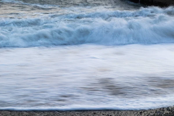 Όμορφη Γαλάζια Θάλασσα Κύματα Αφρός Μια Ωραία Ζεστή Μέρα Στα — Φωτογραφία Αρχείου