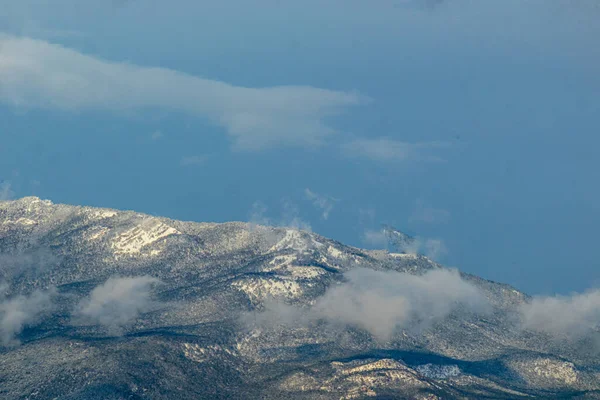 Güzel, büyük dağlar karlar içinde, bulutlar, güzel bir günde, seyahatte, tatilde, yürüyüşte, tatilde, tatilde