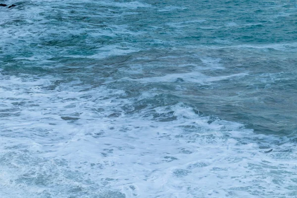 Güzel, mavi dalgalı deniz, güzel, sıcak bir günde köpük tropiklerde seyahat, tatil, yürüyüş