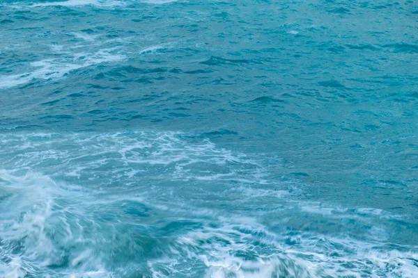 Gyönyörű Kék Tenger Hullámokkal Hab Egy Szép Meleg Napon Trópusokon — Stock Fotó