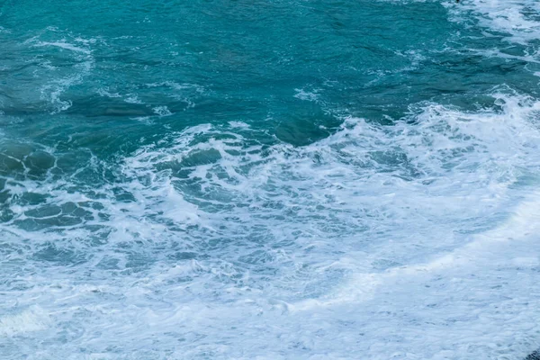Όμορφη Γαλάζια Θάλασσα Κύματα Αφρός Μια Ωραία Ζεστή Μέρα Στα — Φωτογραφία Αρχείου