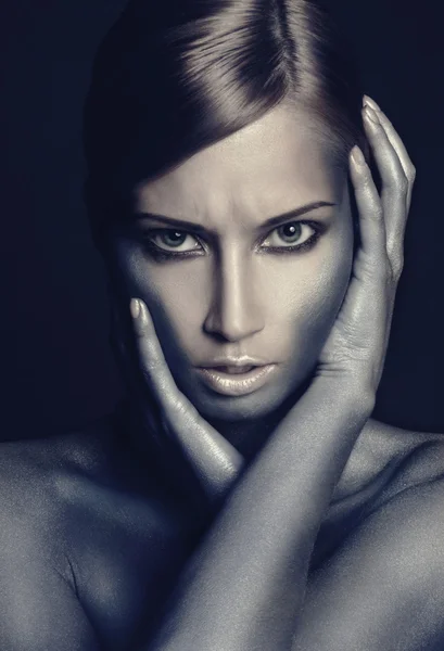 Duygu kadın siyah arka plan üzerine