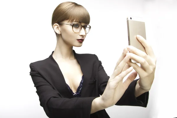 Kadın iş yerinde dikkati dağılmış. cep telefonu kendi kendine fotoğraf yapma