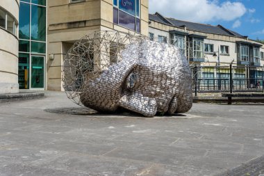 Kelle, Rick Kirby 'nin yaptığı metal bir heykel. Wiltshire' ın Calne kasabasında milenyumu kutlamak için düzenlenen yarışmanın galibi.