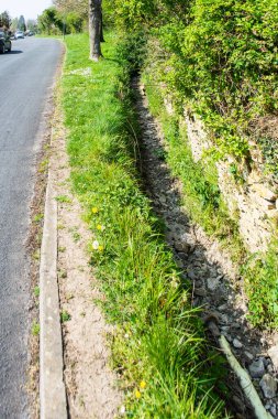 Kuru ve boş bir kanalizasyon kanalı. Hava yağmurluyken suyla doluyor.