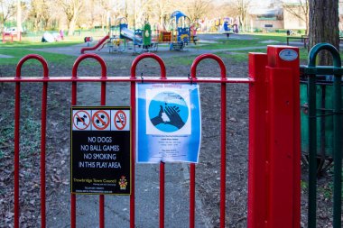 Köpek, top oyunu ya da sigara içilmeyen ve en yakın el yıkama yerinin olduğu çocuk oyun alanına açılan bir kapı.