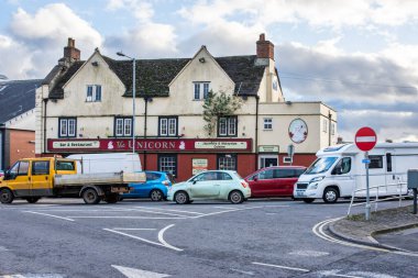 Melksham Wiltshire 'daki Unicorn Barı. Japon ve Malansian yemekleri için bir bar ve restoran. Önünde iki şeritli trafik levhası var.