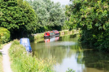 Bradford Avon UK 13 Temmuz 2019 Trowbridge Road köprüsü yakınlarındaki yükseltilmiş bir bankadan Kennet ve Avon kanalı manzarası