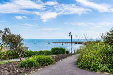 Cobb 'un uzak ucundaki Langmoor ve Lister bahçelerinin manzarasında fosil ammonit şeklinde bir sokak lambası da var.