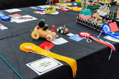 Meyve ve sebzeden yapılmış traktörler 14 Eylül 2019 'da Frome Peynir Fuarı' nın bahçıvanlık bölümünün altı çocuk bölümüne girdi.