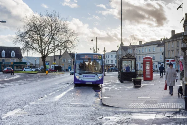 Ein Abschiedsbus Fährt Einem Sonnigen Winternachmittag Mit Passagieren Bord Zur — Stockfoto