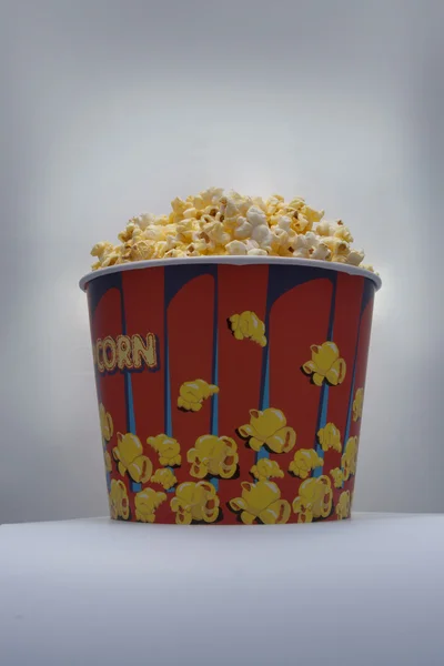 Popcorn v velký kbelík — Stock fotografie