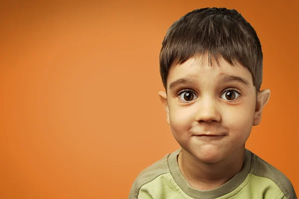 Cara feliz - niños divertidos sonriendo. Retrato infantil, Emociones y diversión Alegre niño de 5-6 años en el estudio —  Fotos de Stock