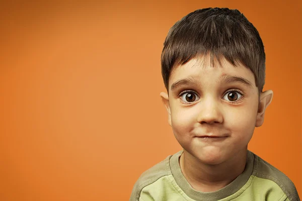 Glückliches Gesicht - lustige Kinder lächeln. Kinderporträt, Emotionen und Spaß Fröhlicher 5-6 jähriger Junge im Atelier Stockfoto