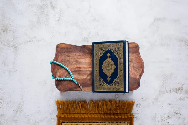 이슬람교의 아랍어로 양탄자 받침대 복사하는 공간을 — 스톡 사진