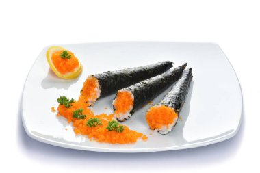 Japon suşisi, Tobiko suşi yiyeceği, tabakta Tobiko suşi yumurtası, beyaz arka planda izole edilmiş.