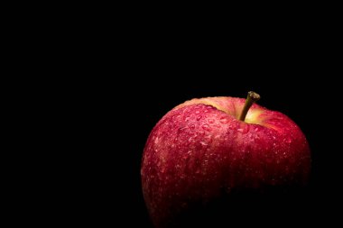 ıslak kırmızı lezzetli elma siyah arka planda yakın plan