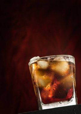 Buzlu soğuk bir bardak kola.
