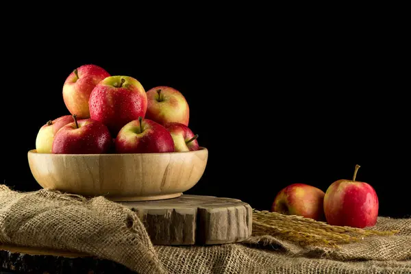 Яблука Дерев Яній Мисці Чорному Тлі — стокове фото