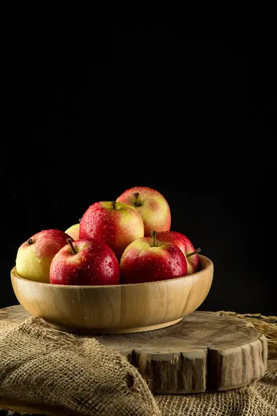 Яблука Дерев Яній Мисці Чорному Тлі — стокове фото