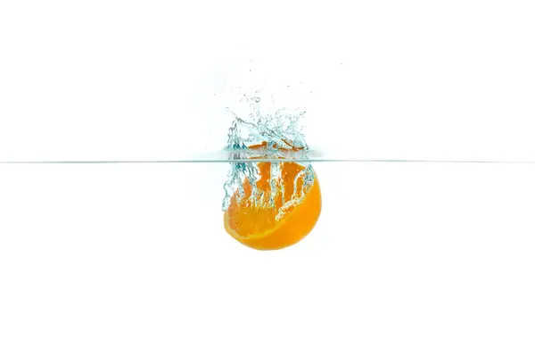 Свіжий Апельсин Падає Воду — стокове фото