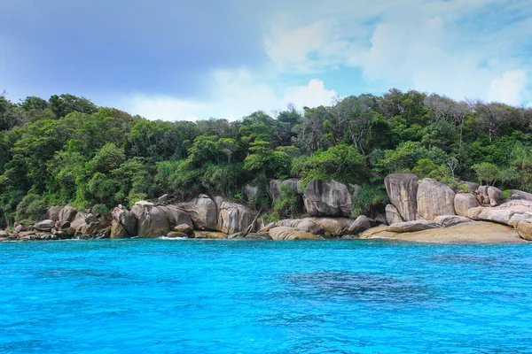 Sjøøy strand, klar vannbukt, kystlandskap, blå himmel for avslapning – stockfoto