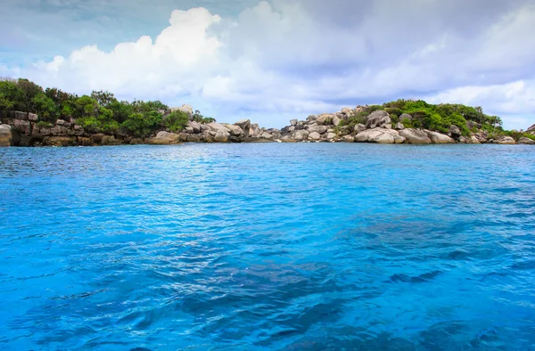 Moře ostrov pláže čisté vody zálivu pobřeží krajina, modrá obloha pro relaxaci — Stock fotografie
