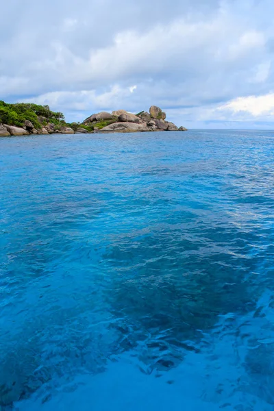Mer île plage eau claire baie paysage ciel bleu pour la détente — Photo