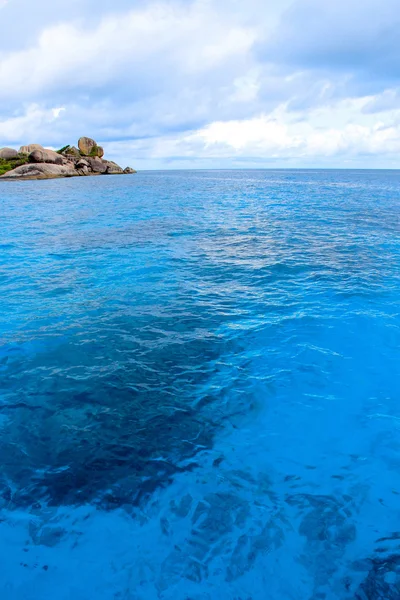 海洋岛海滩清水湾海岸景观蓝色天空放松 — 图库照片