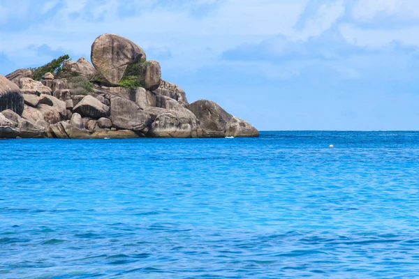 Sjøøy strand, klar vannbukt, kystlandskap, blå himmel for avslapning – stockfoto